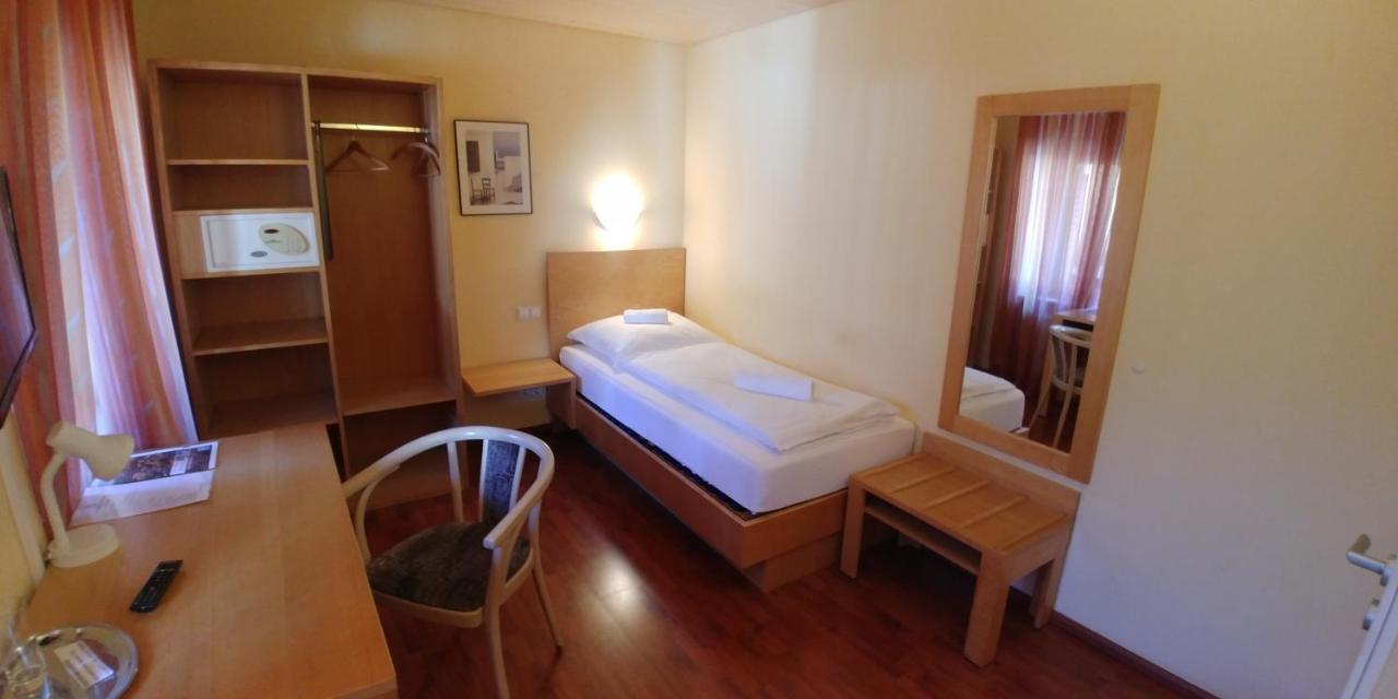 Bad Bruckhaus Erlebnishotel วัลด์ชุท-ทีนเงน ภายนอก รูปภาพ